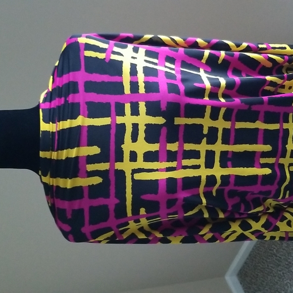 Gorgeous Multicolored Fitted Dress w/V Back. - Picture 3 of 7